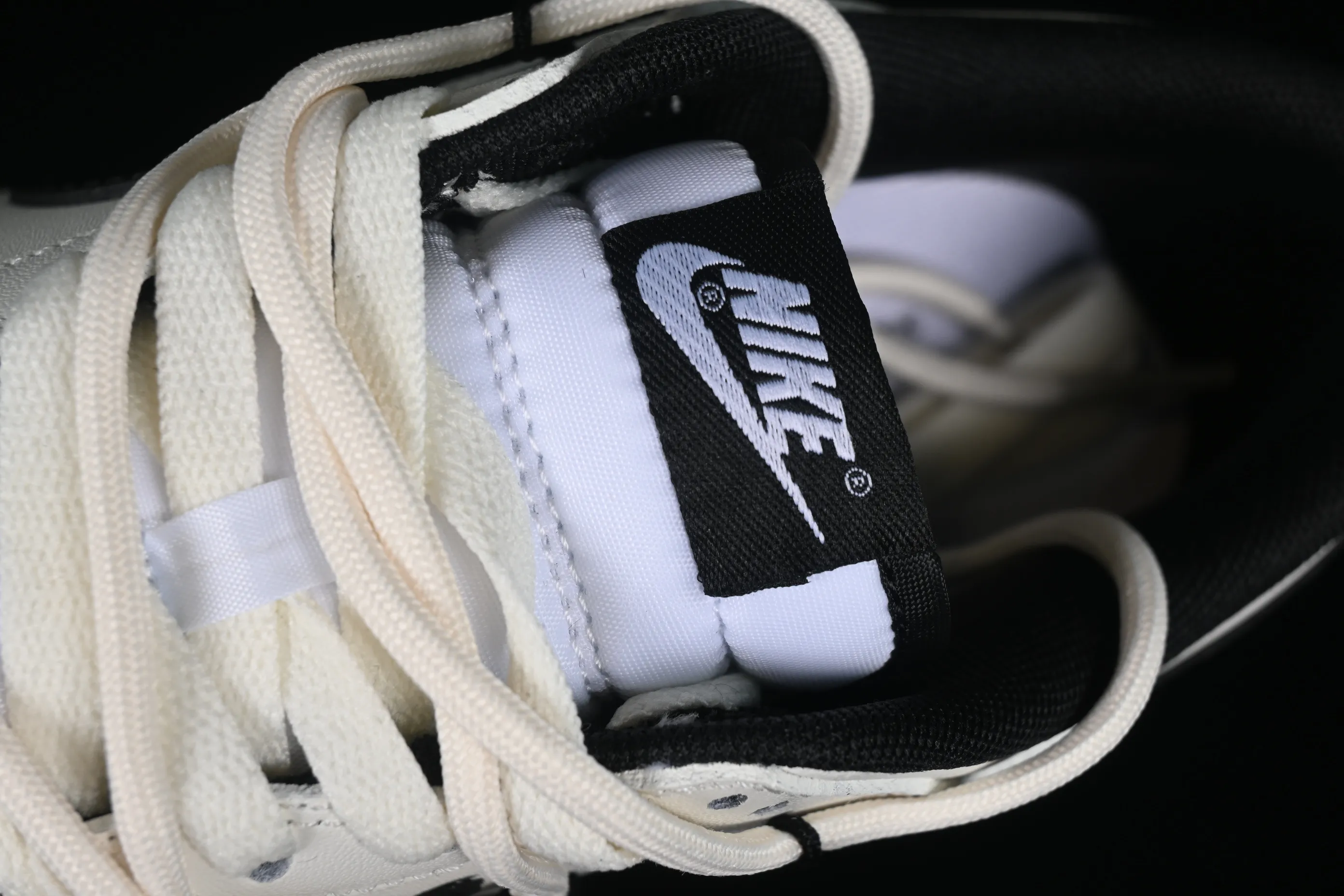 All Categories Nk SB Dunk Series Nk SB Dunk Low Low-top sneakers Nk Dunk Retro Saml Panda Prank Black and white retro style SB strap low-top casual sneakers DD1391-100